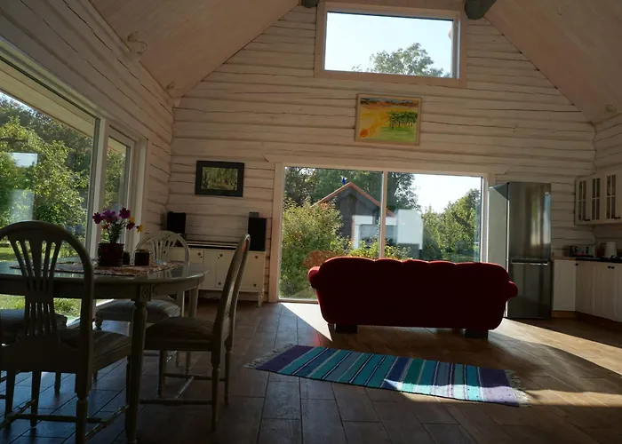 Valge Nyaraló Suuremõisa